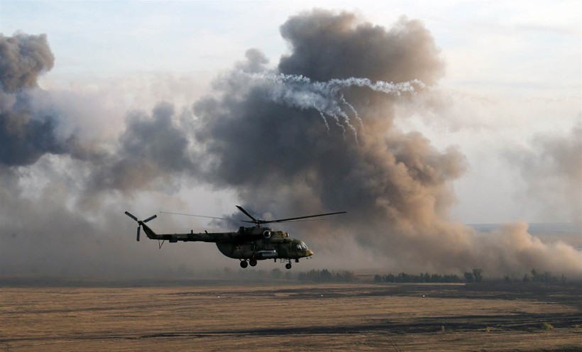 Clip...choáng ở Syria: Trực thăng Mi-8  vẫn bay sau khi dính tên lửa của IS