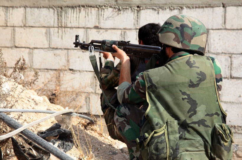 Binh sĩ quân đội Syria bắn hạ phiến quân "Front al Nursa" tấn công
