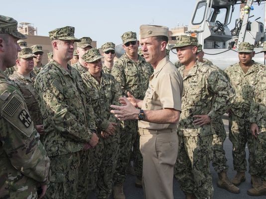 Đô đốc John Richardson, tư lệnh tác chiến mới của Hải quân Mỹ, nói chuyện với các thủy thủ trên bờ sông Manama tại Bahrain ngày 18. Richardson đã công du vòng quanh thế giới, đến thăm các thủy thủ và gặp gỡ các đối tác nước ngoài.