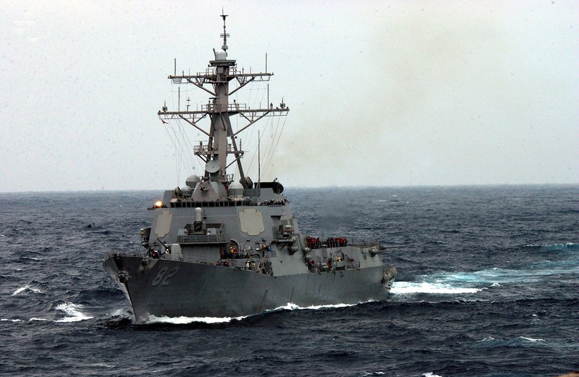 Clip: Khu trục hạm USS Lassen "dạo chơi" trên biển Đông