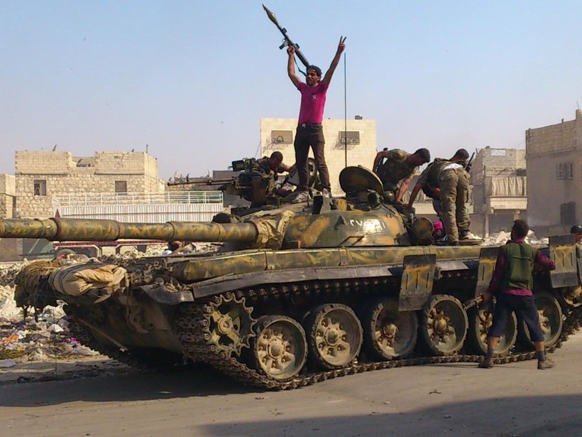 Clip đòn tấn công của không quân Syria vào xe tăng của IS