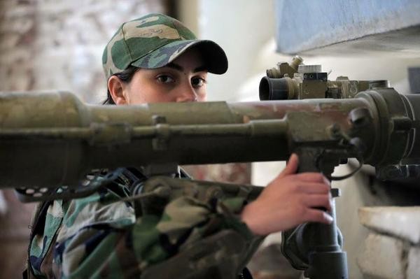 Nữ binh Syria lái tăng, sử dụng vũ khí hạng nặng