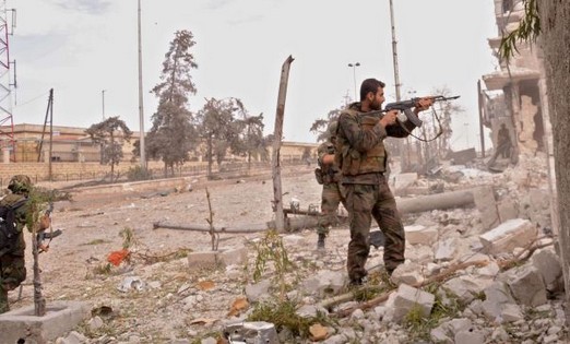 Binh sĩ Syria bắn tung kho đạn và trạm kiểm soát IS