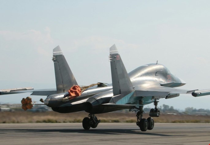 Máy bay ném bom Su-34 (số hiệu đuôi 25) hạ cánh xuống căn cứ Hmeymim, Latakia, Syria - Ảnh: Bộ Quốc phòng Nga