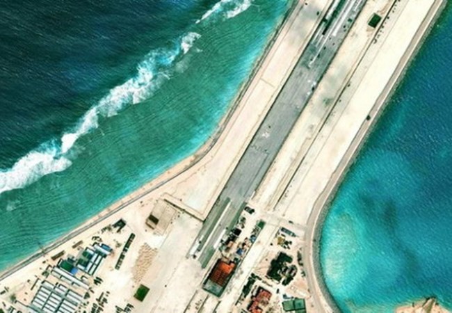 Clip phẫn nộ Trung Quốc sắp xây xong đường băng trái phép ở đảo Xu Bi, Vành Khăn