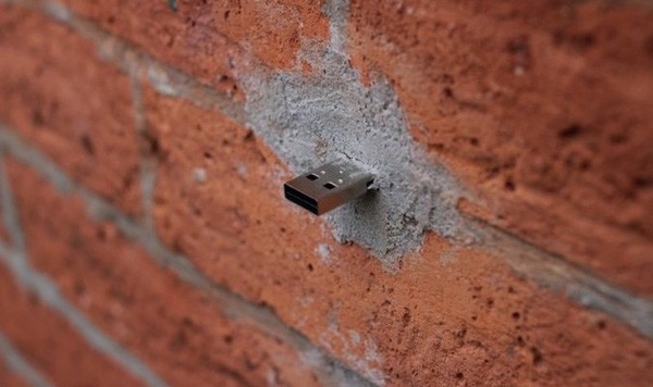 Những chiếc USB bí ẩn giấu trong bức tường trên khắp thế giới