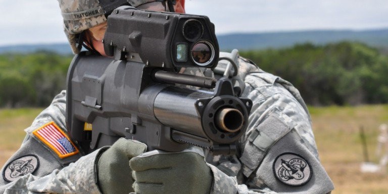 Năm 2017, lính thủy đánh bộ Mỹ nhận súng phóng lựu thông minh XM25