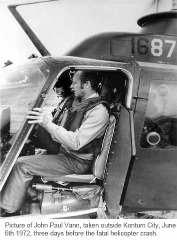 John Paull Vann trên trực thăng OH58, 3 ngày trước khi bị bắn rơi.
