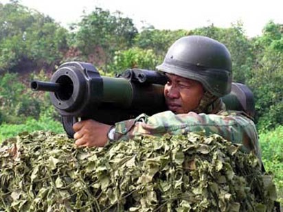 Chiến sĩ hải quân đánh bộ Việt Nam huấn luyện thực hành với súng chống tăng Matador.