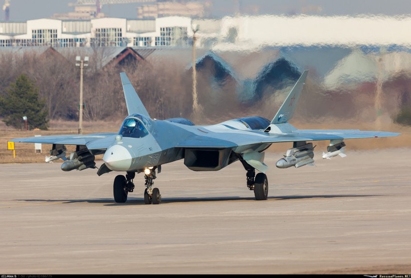 Máy bay (số hiệu "051") T-50-1 gắn mô hình tên lửa X-31 và RVV-MD. Zhukovsky. 08.04.2016 (с) Alexey