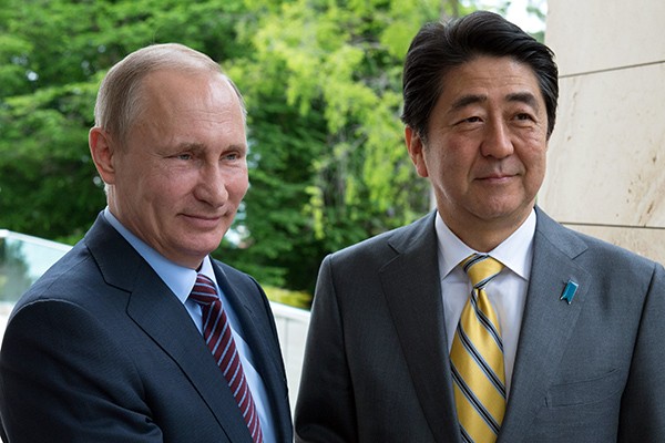 Dấu ấn khắc nghiệp của công việc trên gương mặt hai nhà lãnh đạo Nga - Nhật qua hai năm