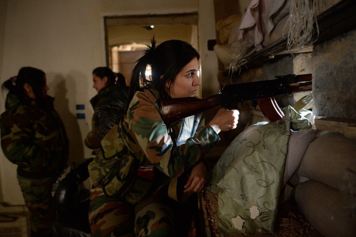 Nữ binh sĩ quân đội Syria chiến đấu trên vùng ngoại ô Damascus