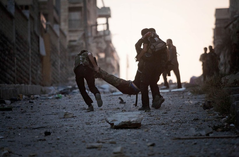 Một chiến binh Hồi giáo cực đoan trúng đạn trong cuộc chiến tranh đường phố