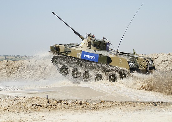 Xe bộ binh chiến đấu BMD vượt chướng ngại vật nước