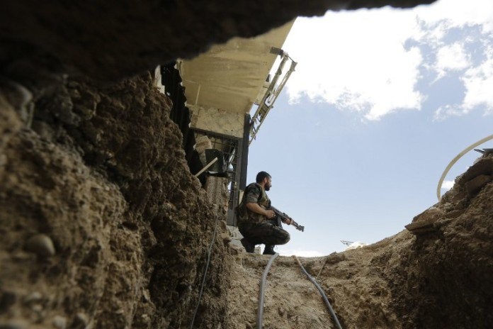 Binh sĩ quân đội Syria canh gác khu đường hầm phòng thủ của lực lượng Hồi giáo cực đoan ở Đông Ghouta