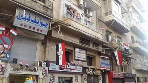 Nhà nhà ở Aleppo treo cờ Syria mừng chiến thắng