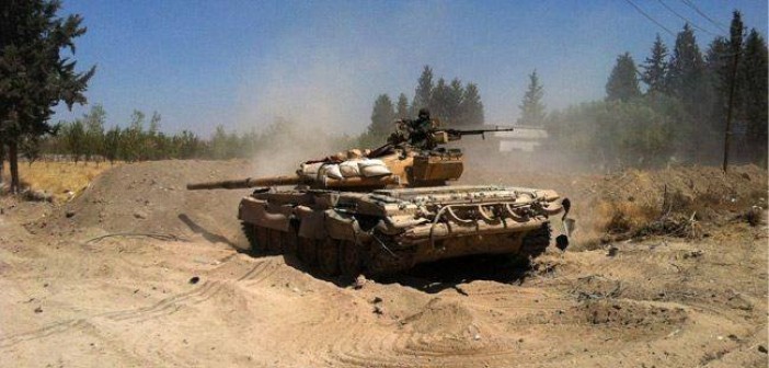 Xe tăng quân đội Syria chiến đấu trên vùng ngoại ô thành phố Aleppo