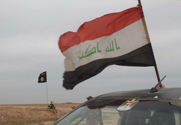 Quân đội Iraq nhổ cờ của IS khi tấn công về hướng Mosul