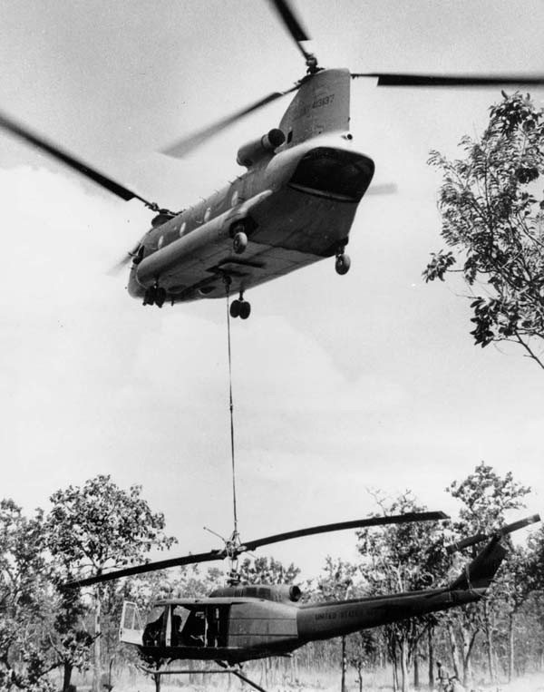 Trực thăng vận tải Mỹ đang cẩu 1 chiếc UH-1 bị bắn hạ