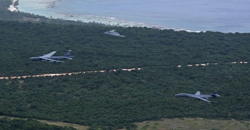 Các máy bay ném bom B1, B2, B 52 trên căn cứ đảo Guam