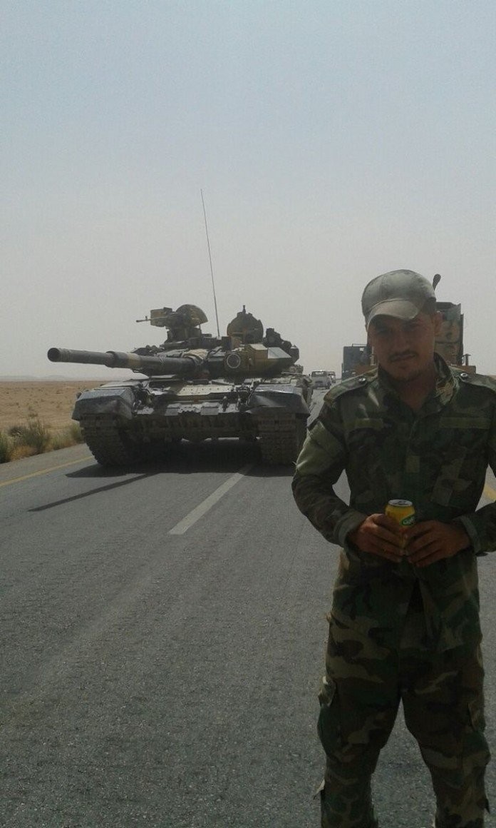 Binh sĩ quân đội Syria và xe tăng T-90 (ảnh minh họa)