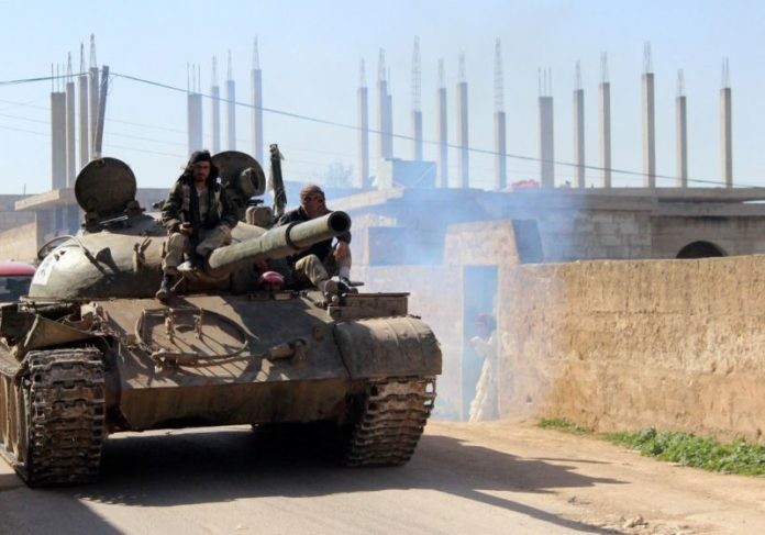 Xe tăng quân đội Syria trên chiến trường ngoại ô thị trấn Morek, Hama