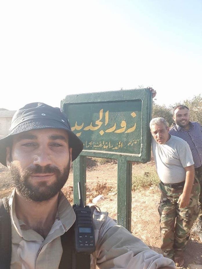 Binh sĩ Syria trước ngôi làng vừa giành lại được từ chiến binh Hồi giáo cực đoan
