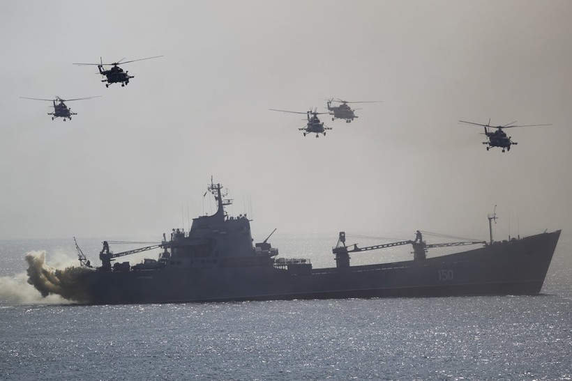 Chiến hạm và máy bay trực thăng chiến đấu đổ bộ trên bờ biển Crimea