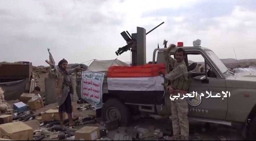 Chiến binh Houthi bên xe chiến lợi phẩm