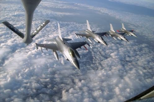 Các máy bay chiến đấu của không quân Liên minh chống khủng bố do Mỹ dẫn đầu không kích ở Syria
