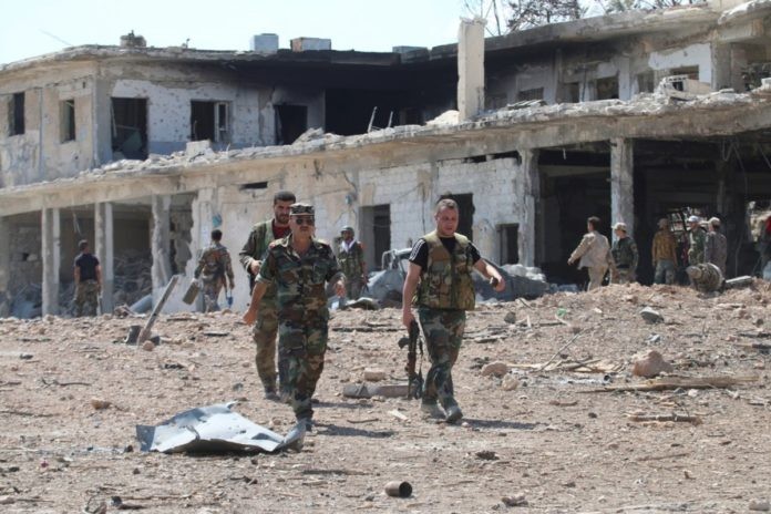 Các sĩ quan binh sĩ quân đội Syria ở quận miền Nam Aleppo