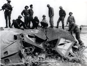 Bộ đội Việt Nam trên xác máy bay ném bom B-52