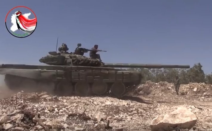 Xe tăng lực lượng vũ trang địa phương NDF trên chiến trường sa mạc tỉnh Homs