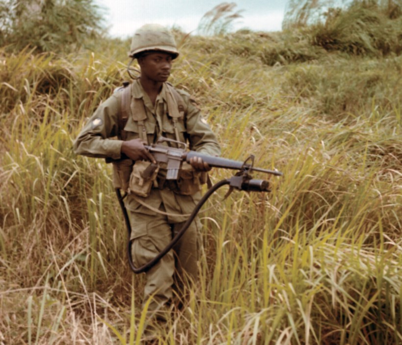 Lính Mỹ với thiết bị dò tìm "đánh hơi",ống thu không khí gắn trên nòng súng