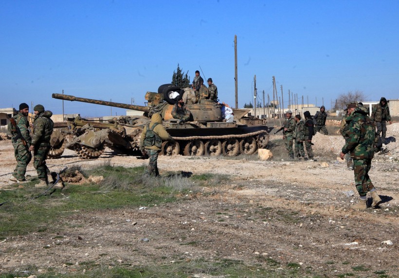 Xe tăng quân đội Syria chuẩn bị tấn công