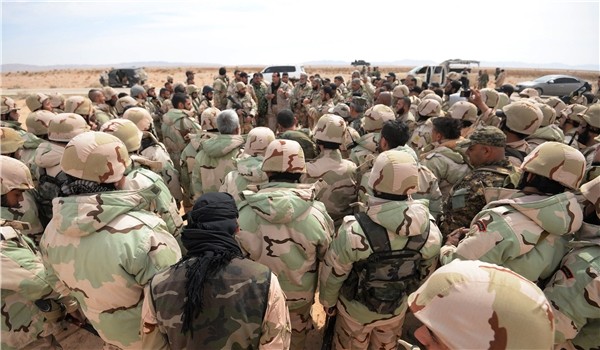 Binh sĩ lực lượng Diều hâu Sa mạc tập trung chuẩn bị chiến đấu