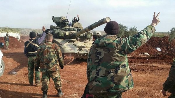 Binh sĩ Syria với xe tăng T-90 trên chiến trường Aleppo