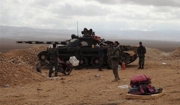 Xe tăng quân đội Syria trên chiến tuyến phòng ngự ngoại vi thành phố Aleppo