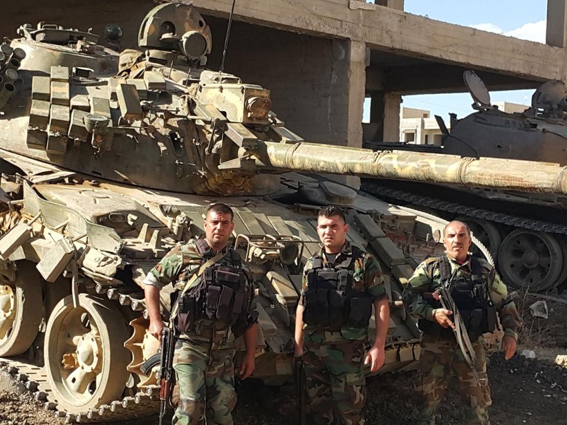 Binh sĩ và xe tăng quân đội Syria trên cao nguyên Golan