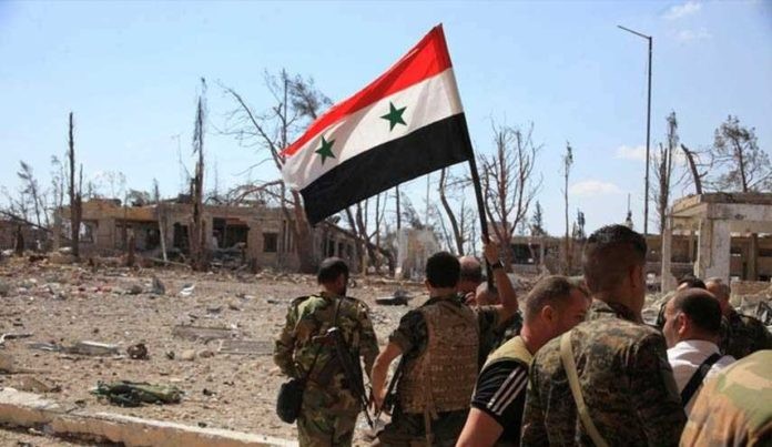 Binh sĩ quân đội Syria tiến vào ngôi làng vừa giải phóng