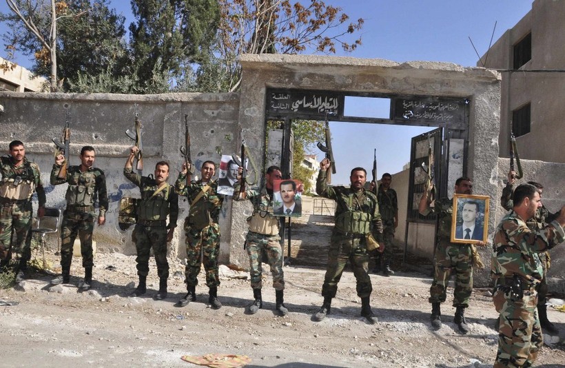 Binh sĩ Syria ăn mừng chiến thắng trong quận Al- Assad sau khi đánh bật lực lượng Hồi giáo cực đoan khỏi địa bàn quận