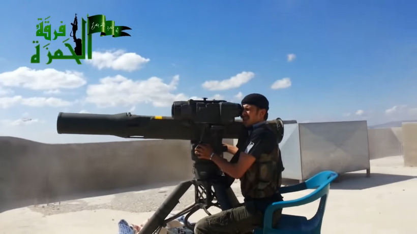 Một xạ thủ được Mỹ huấn luyện đang sử dụng tên lửa TOW chống quân đội Syria