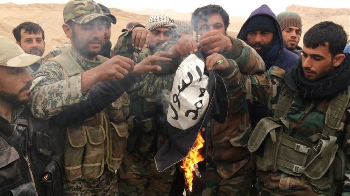 Binh sĩ quân đội Syria đốt cờ IS trên địa bàn tỉnh Homs