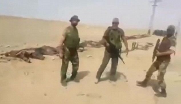 Thiếu tướng Issam Zahreddine kiểm tra kết quả trận chiến trên chiến trường Deir ez Zor