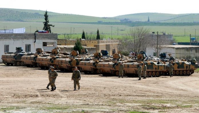 Xe tăng Thổ Nhĩ Kỳ trên tuyến biên giới với Syria