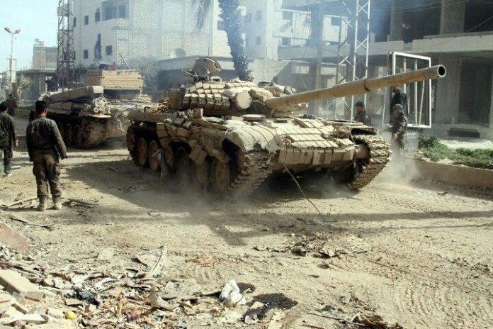 Xe tăng quân đội Syria thuộc lực lượng Vệ binh Cộng hòa trên chiến trường Deir ez Zor