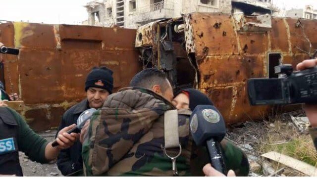 Binh sĩ Syria gặp lại người thân trong vùng đã giải phóng ở Aleppo