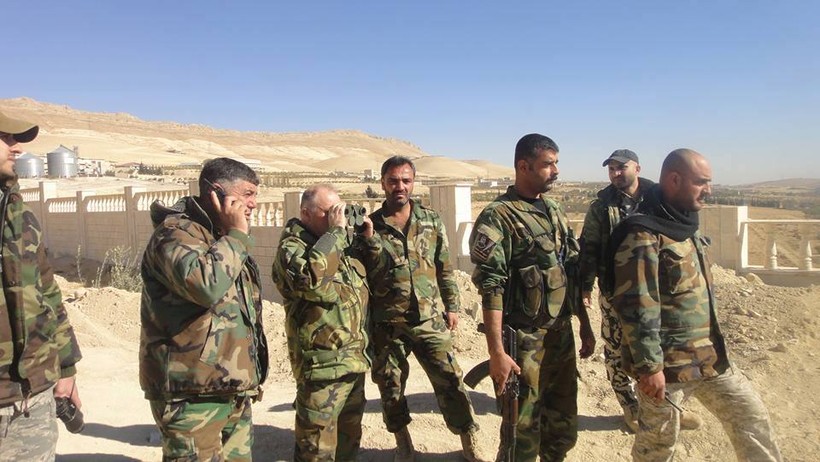 Binh sĩ lữ đoàn tình nguyện Lá chắn Qalamoun trên vùng ngoại vi thành phố Al-Tal