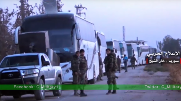 Những chiếc xe buýt chở các tay súng Hồi giáo cực đoan về tỉnh Idlib