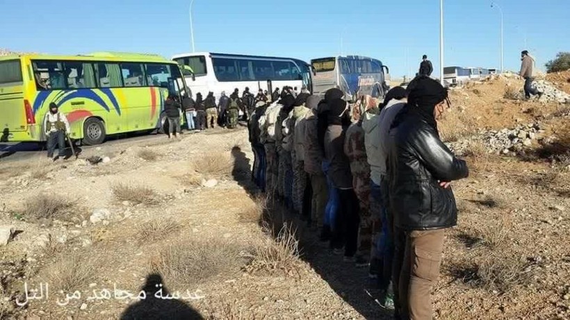 Chiến binh Hồi giáo cực đoan lên xe về tỉnh Idlib